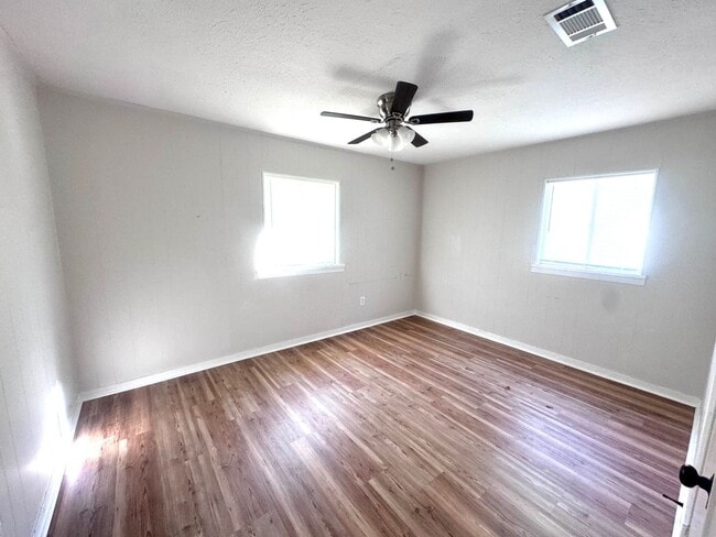 Building Photo - 3/1 for rent in Downtown Brandon 042!!