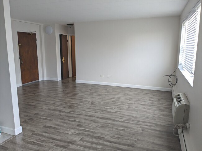 Building Photo - 6160 N Damen Ave