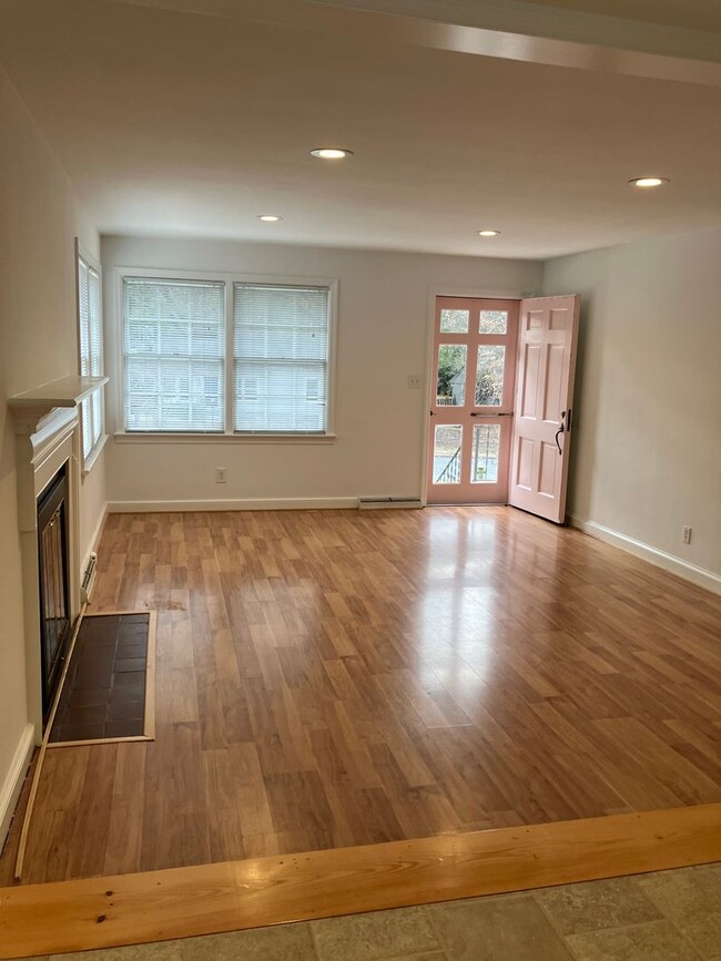 Foto del edificio - 3 bedroom in Irving Park area!!