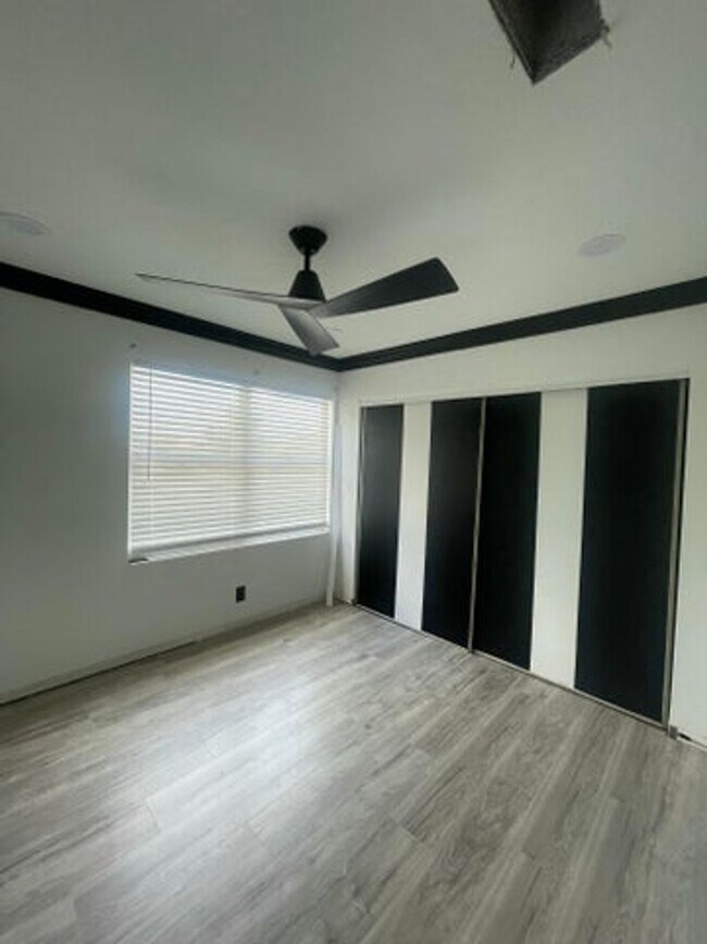 Foto del edificio - 4674 Lakeside Cir
