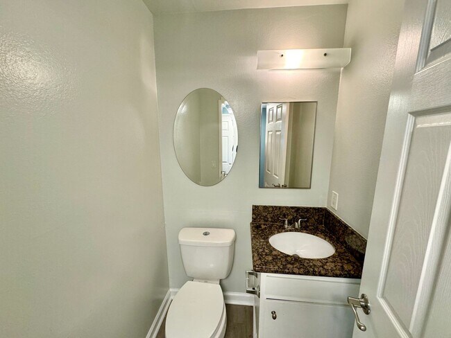 Building Photo - Great 2B/1.5BA Townhome in Vista!