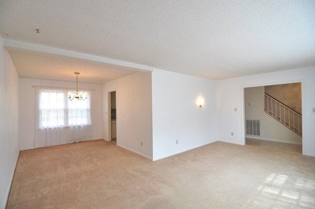 Building Photo - 2505 Lancelot Dr SE