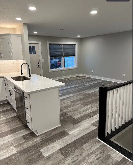 Desde la sala de estar, la puerta de la cocina da al porche delantero. - 8195 Lake Pleasant Rd