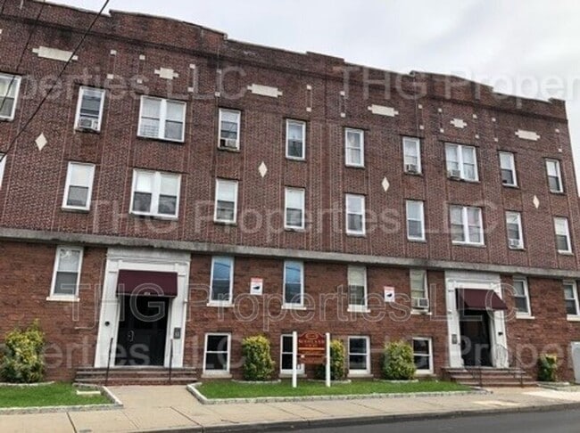 Building Photo - 678 Scotland Rd