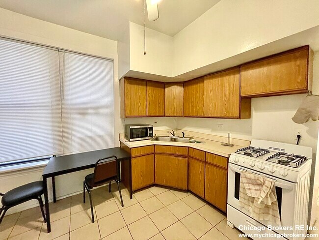 Building Photo - 908 S Loomis St