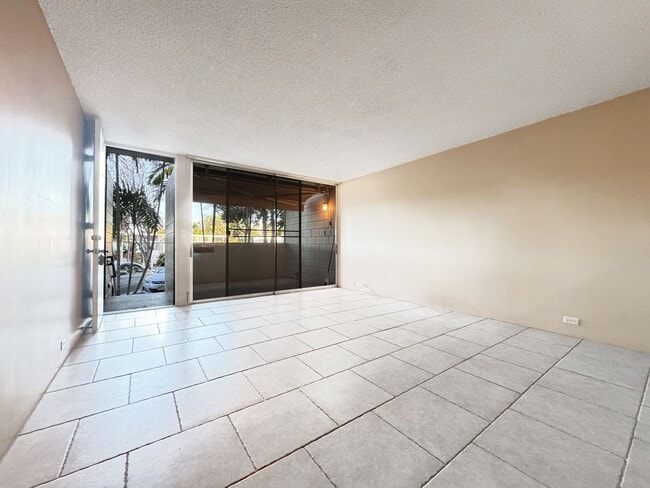 Building Photo - Pet Friendly Pualei Circle Condo with One ...