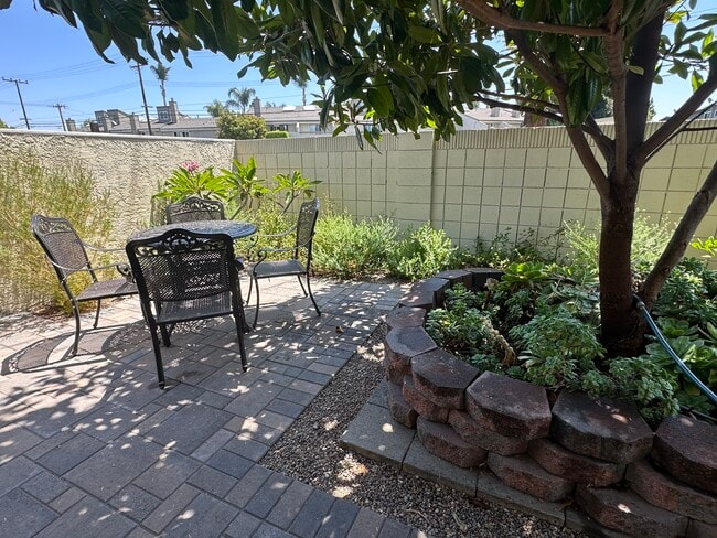 Private Courtyard - 14181 Goldenwest St