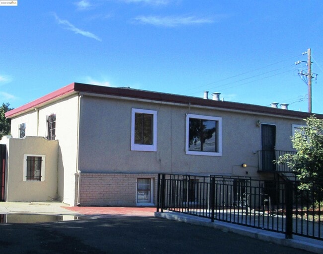 Building Photo - 498 E 8th St