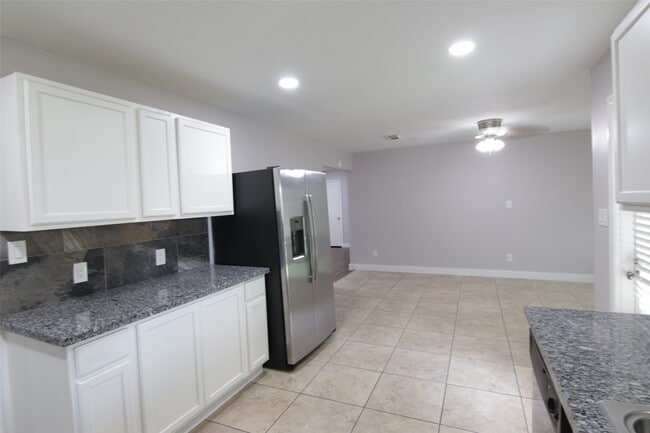 Foto del edificio - 7941 Longridge Dr