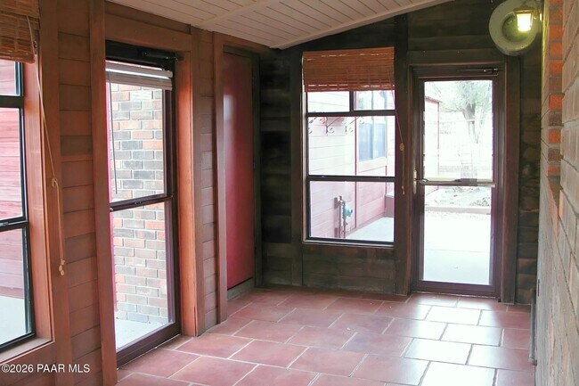 Building Photo - 2550 Love Ln