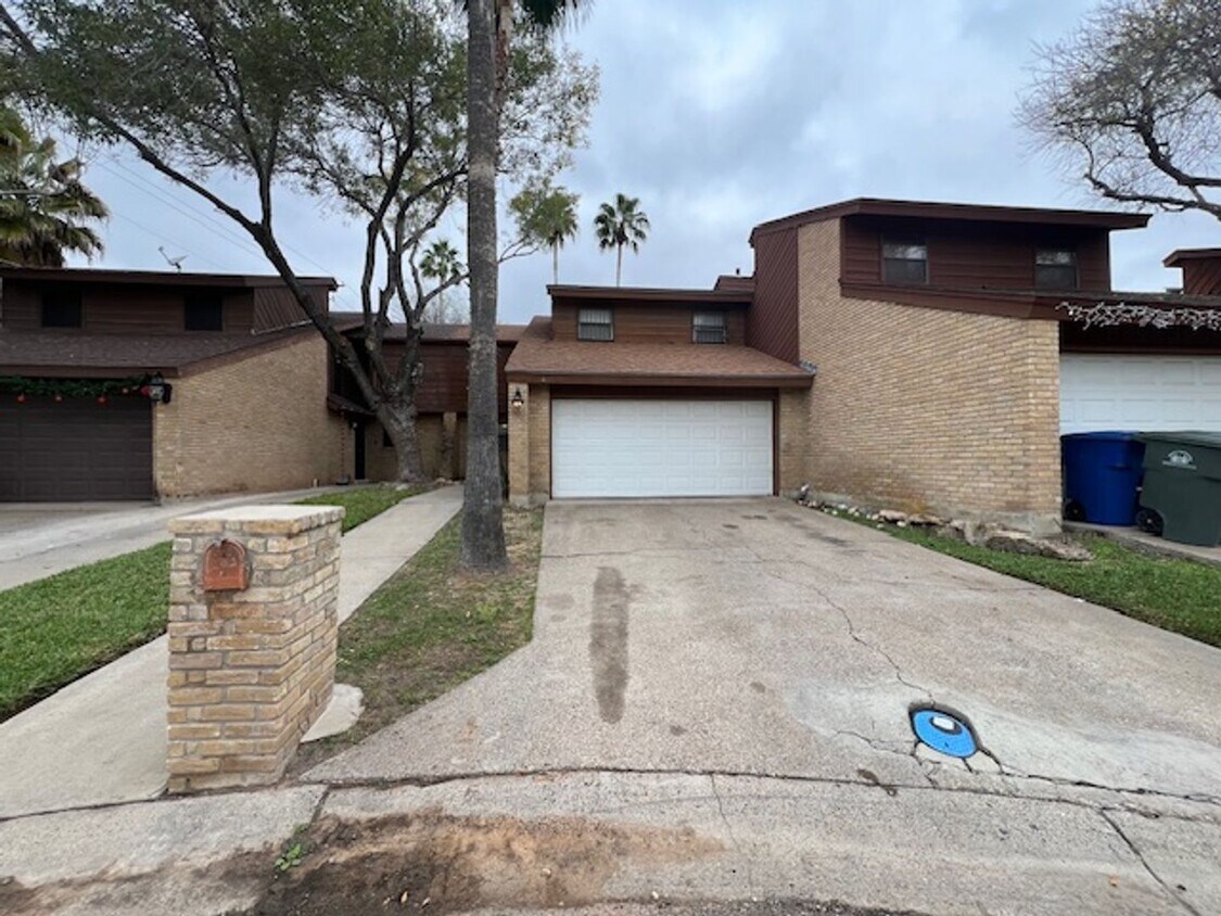 Foto principal - Quadrangle Townhome