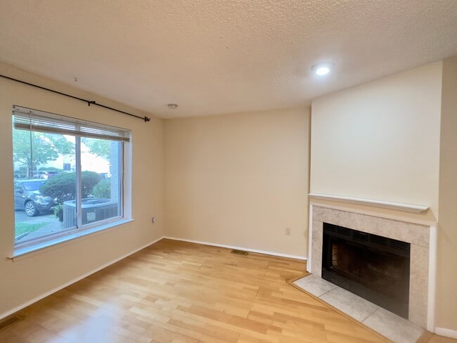 Building Photo - 170 Thoreau Dr
