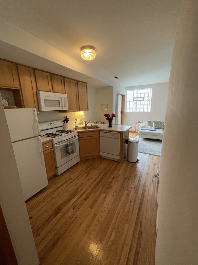 Building Photo - 865 W Buckingham Pl
