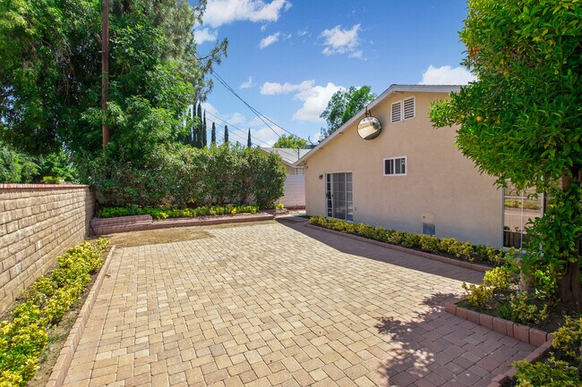 Building Photo - 5204 Etiwanda Ave