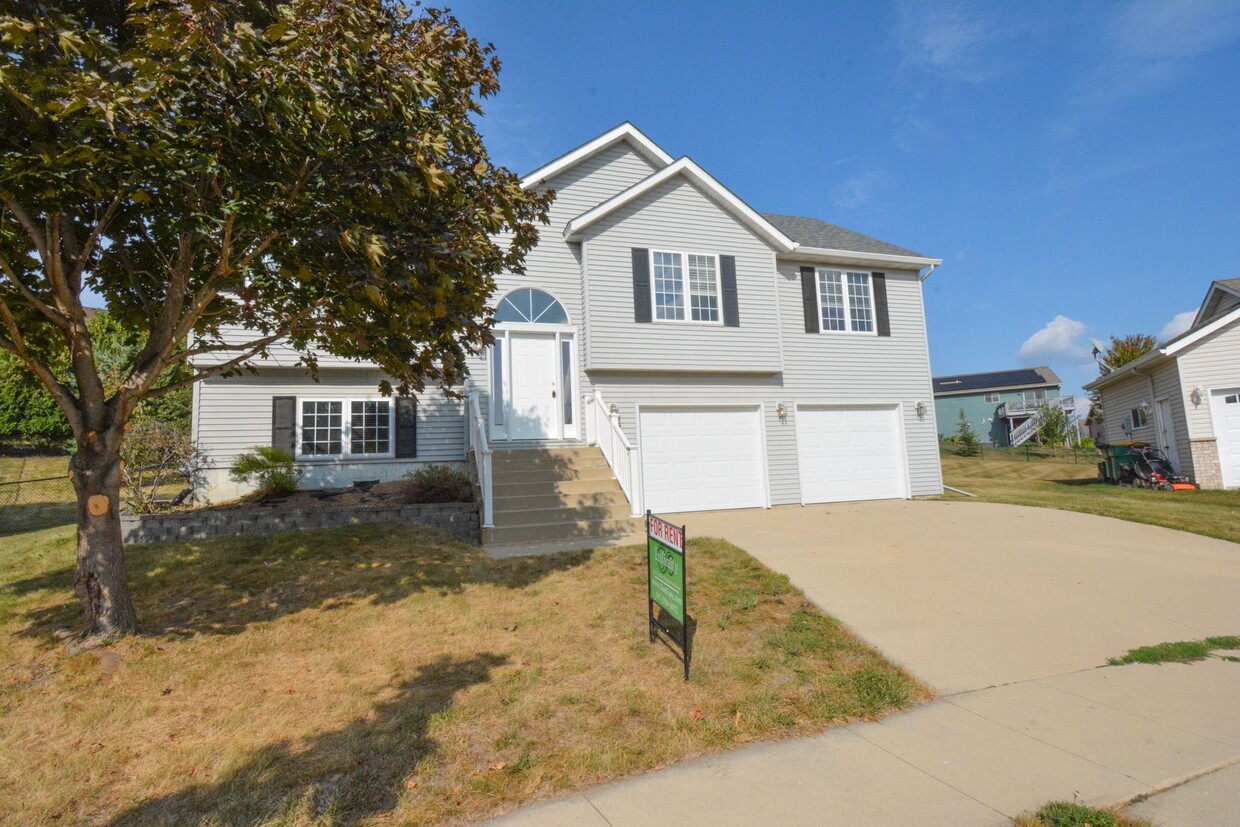 Foto principal - Spacious 4 Bedroom in Fantastic Cul-De-Sac!