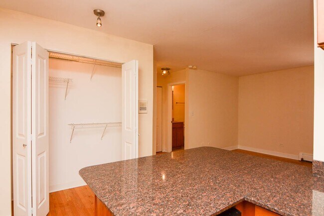 Building Photo - 628 W Wrightwood Ave