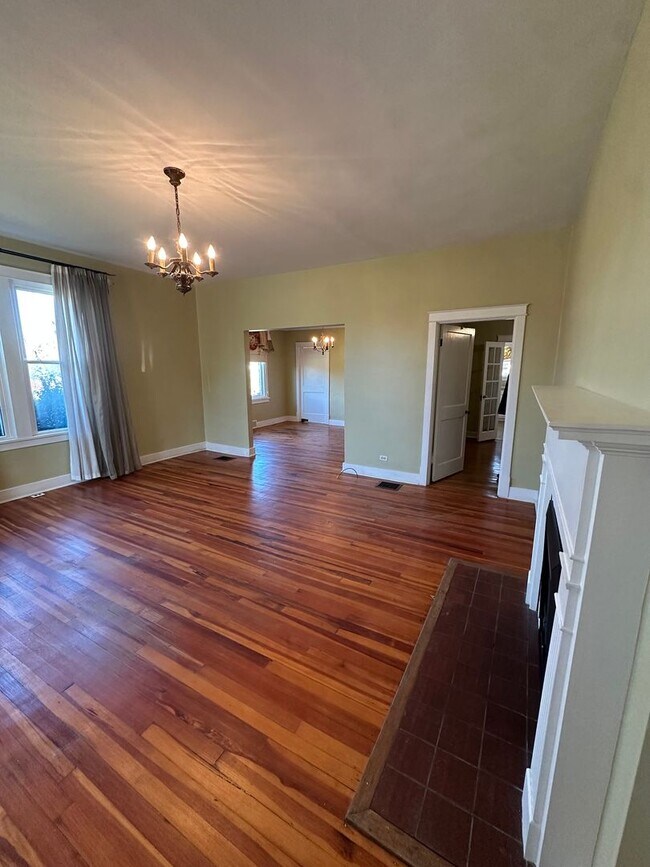 Building Photo - Stunning 4 Bed 2 Bath Home in the Heart of...