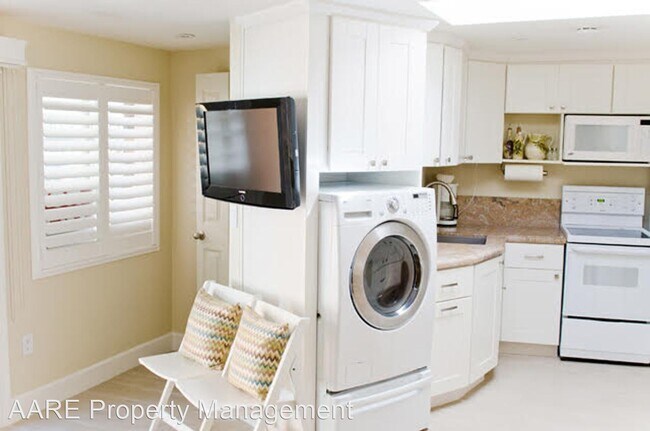 Building Photo - 1 br, 1 bath House - 8155-B Camino Del Oro