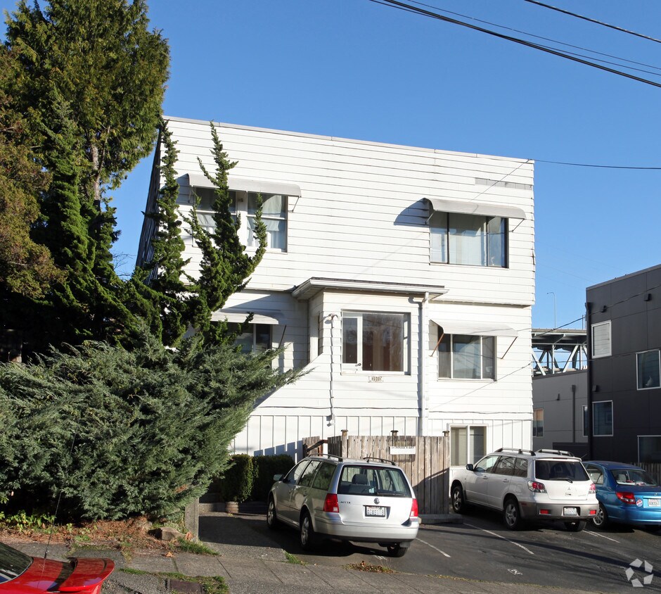 Building Photo - 3910 Latona Ave NE