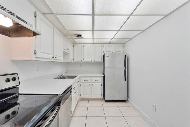 Foto del edificio - 1-Bedroom, 1.5-Bathroom Apartment in North Miami – Prime Location!