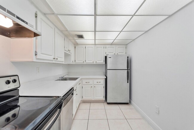 Building Photo - 1-Bedroom, 1.5-Bathroom Apartment in North Miami – Prime Location!