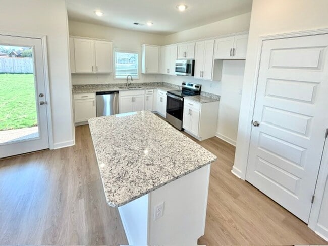 Building Photo - 105 Summer Rose Ln