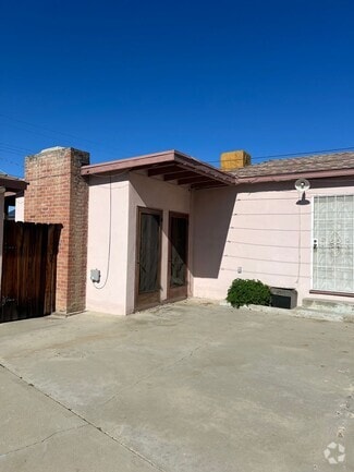 Building Photo - 1421 El Rancho Dr