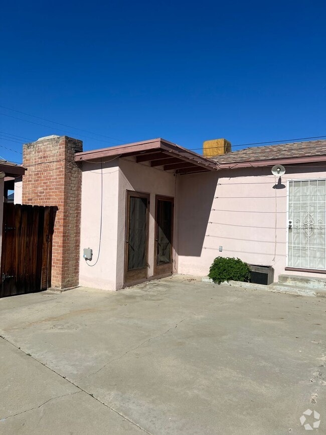 Building Photo - 1421 El Rancho Dr