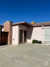 Building Photo - 1421 El Rancho Dr