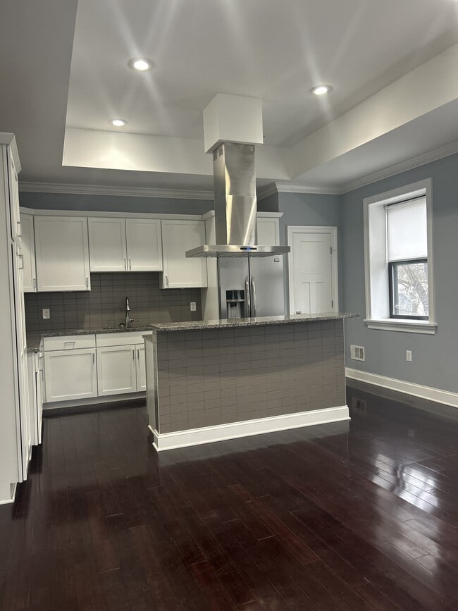 Modern Kitchen with Hood - 13 Chester St