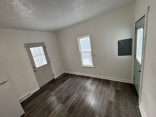 Building Photo - Dubuque Duplex