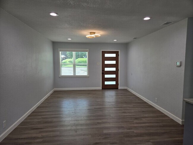 Building Photo - 2647 Springvale Dr