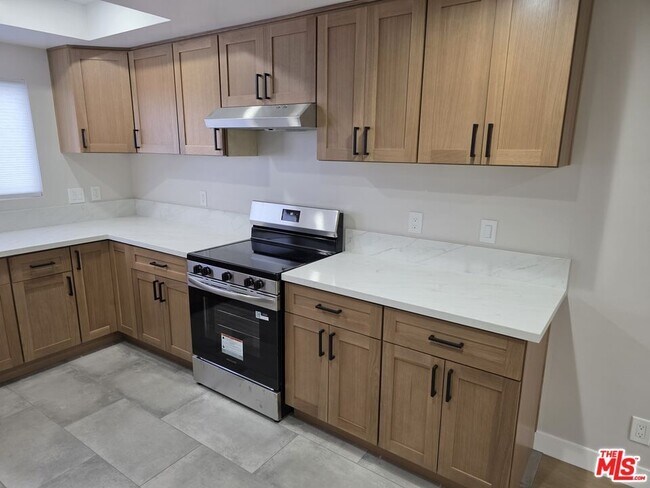 Foto del edificio - 14747 Woodruff Ave