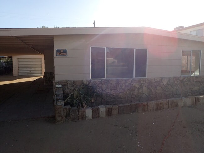 Foto del edificio - Gated 3 Bed/1 Bath With Big Backyard