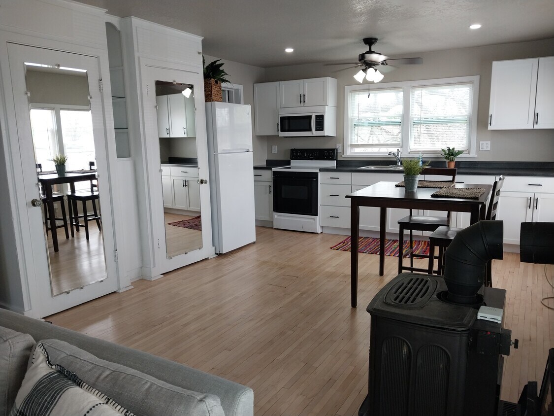 301 Kilbourn Ave Unit B, Tomah, WI 54660 Apartments in Tomah, WI