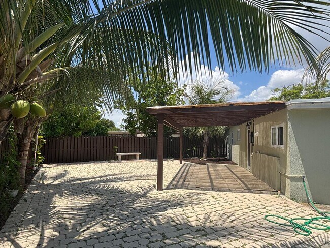 Foto del edificio - 2480 NE 13th Terrace