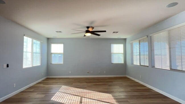 Building Photo - Beautiful large 5 bedroom home in cul-de-s...
