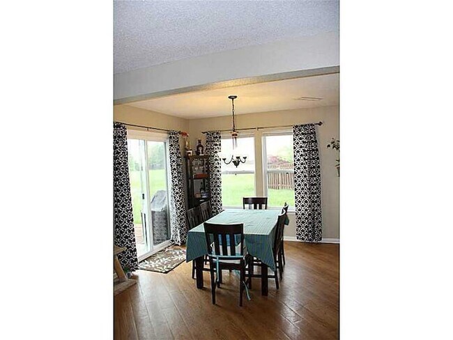 Foto del edificio - 14422 Forsythia Ln