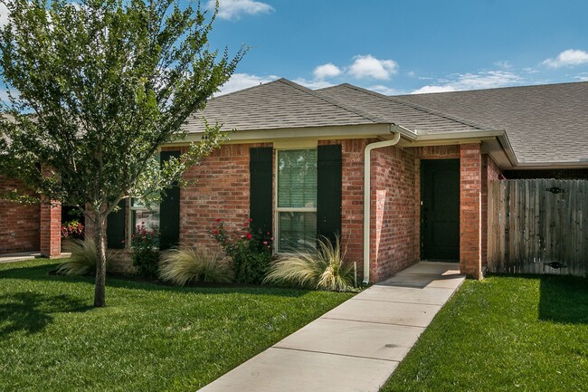 Building Photo - Beautiful 2/2 Townhome in Tradewinds