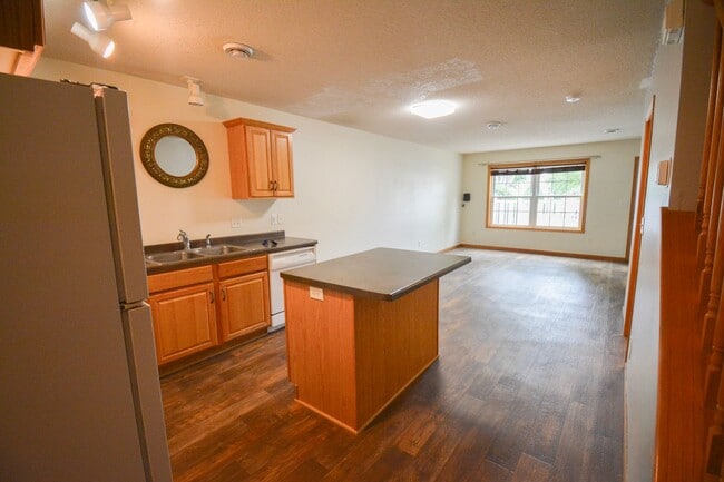 Foto del edificio - Spacious 2-story townhouse with extra garage space available!
