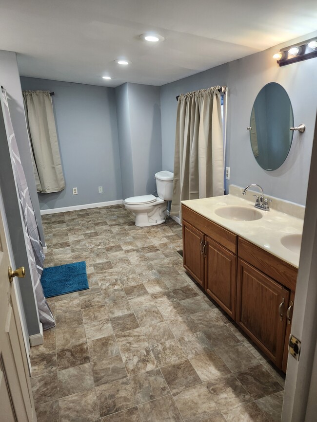 Large bathroom - 501 S Main St