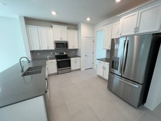 Building Photo - Nearly  New 4 bedroom 2.5 bath St. Cloud home features SOLAR PANELS, Stainless Appliances, and Qu...