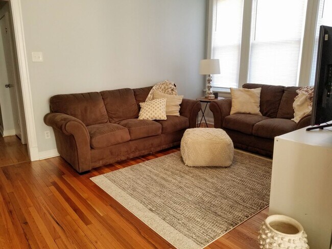 Foto del edificio - 3 bedroom rehab in the heart of Ukrainian Village