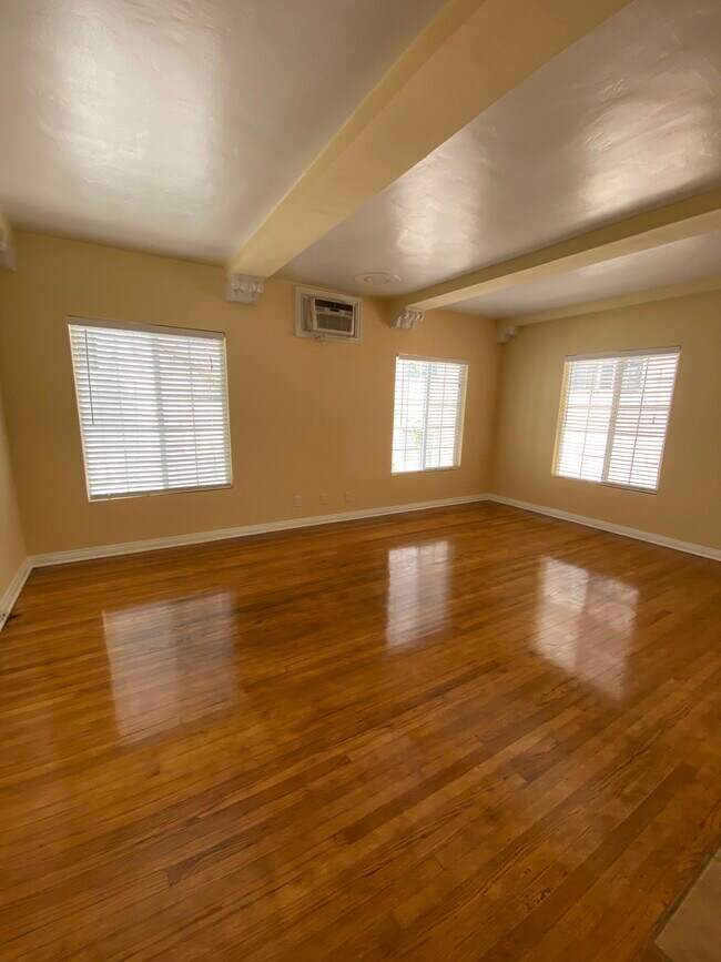 Living Room - 11070 W Olympic Blvd