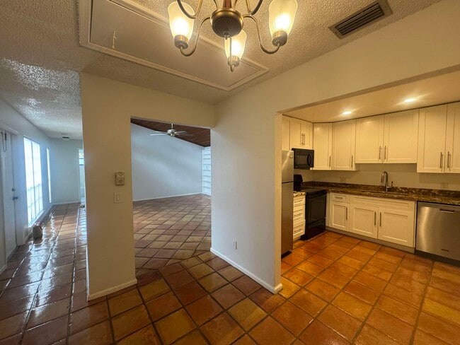 Building Photo - 1047 Manor Dr