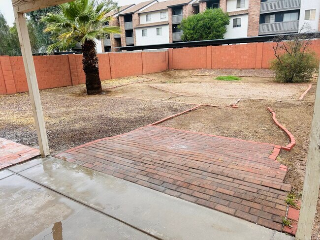 Foto del edificio - 2026 W Townley Ave