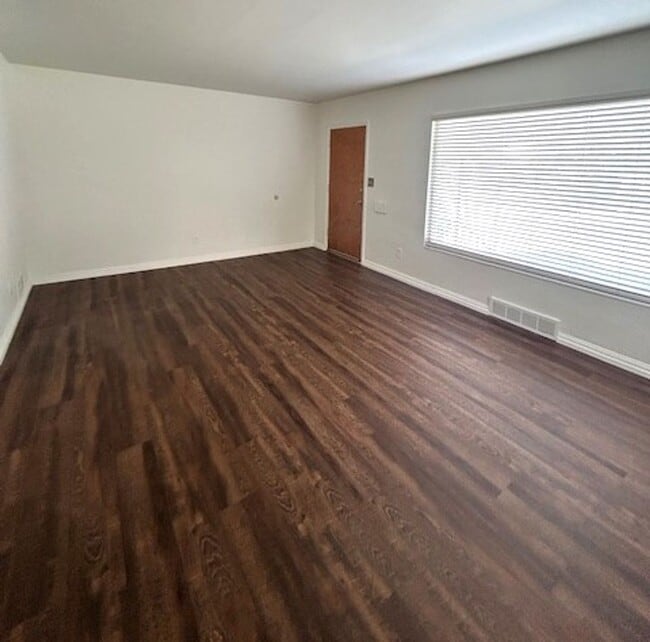 Building Photo - 3 Bedroom / 2 Bath Duplex in Sugarhouse / ...