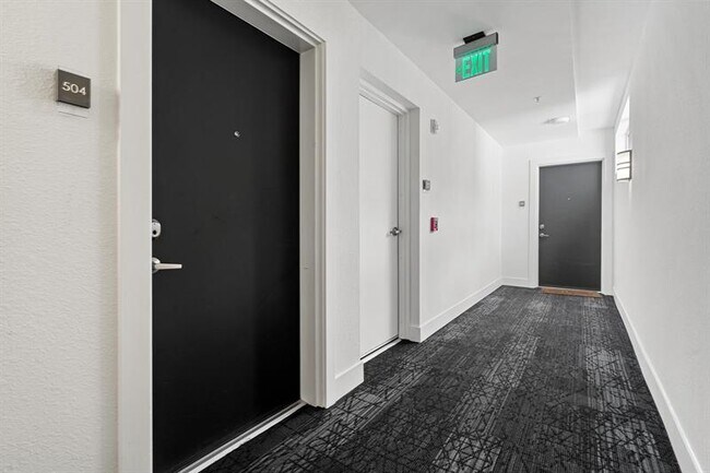 Foto del edificio - 3321 Port Royale Dr S