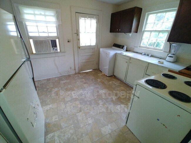 Foto del edificio - 210 W Summerbell Ave