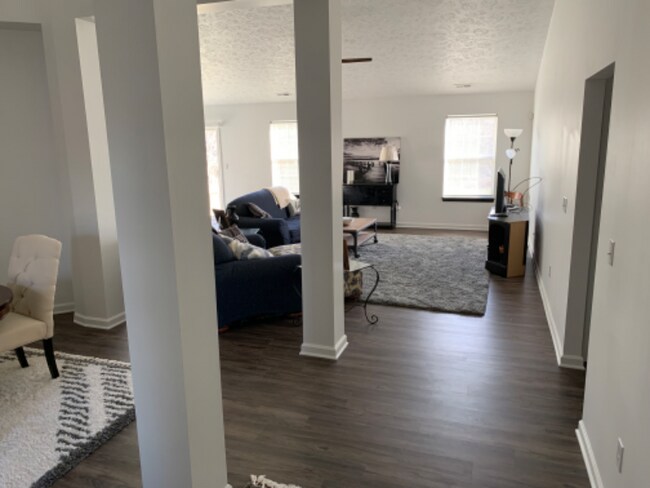 Building Photo - 1429 Softwind Dr